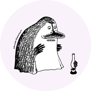 Mörkö katsoo öljylamppua.