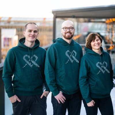 Mehiläisen digitaalisten palveluiden työntekijät poseeraavat kameralle päätoimiston terassilla.