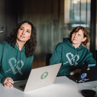 Mehiläisen digitaalisten palveluiden ammattilaiset keskustelevat neuvotteluhuoneessa.