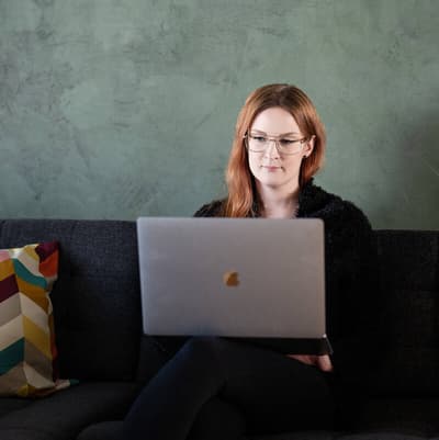 Mehiläisen digitaalisten palveluiden työntekijä tekee töitä.