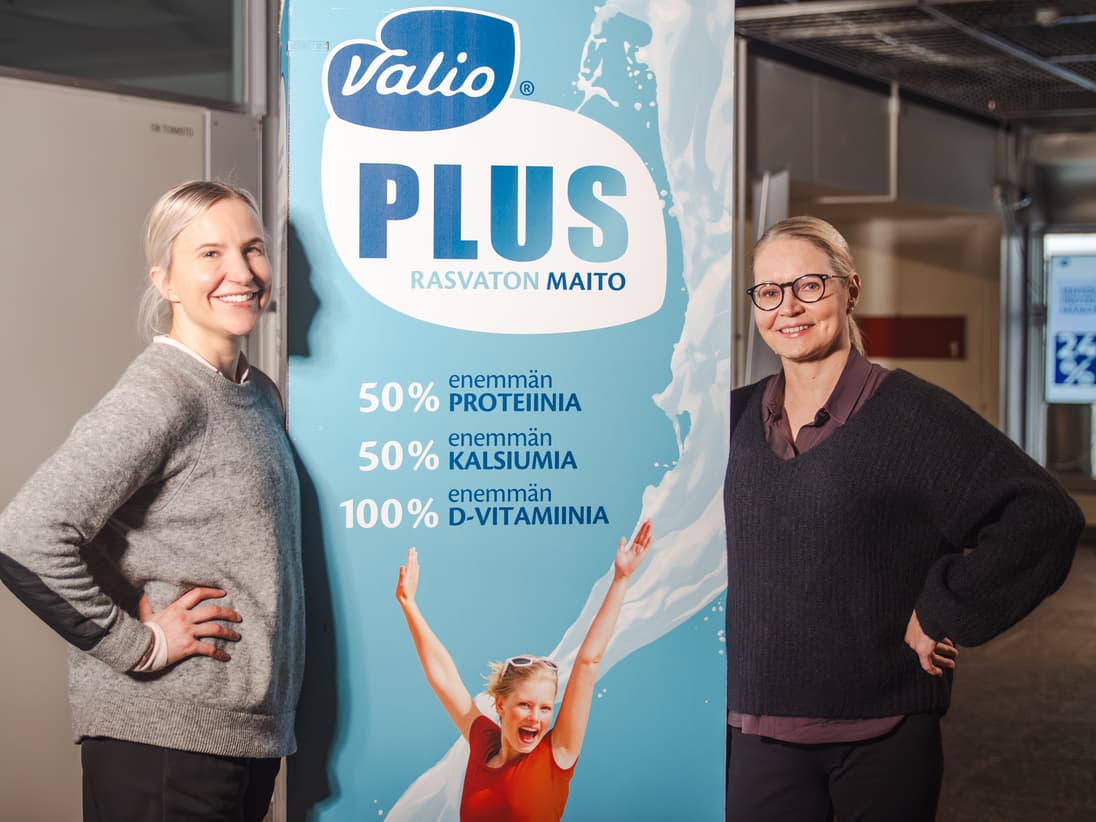 Valion työntekijä hymyilee