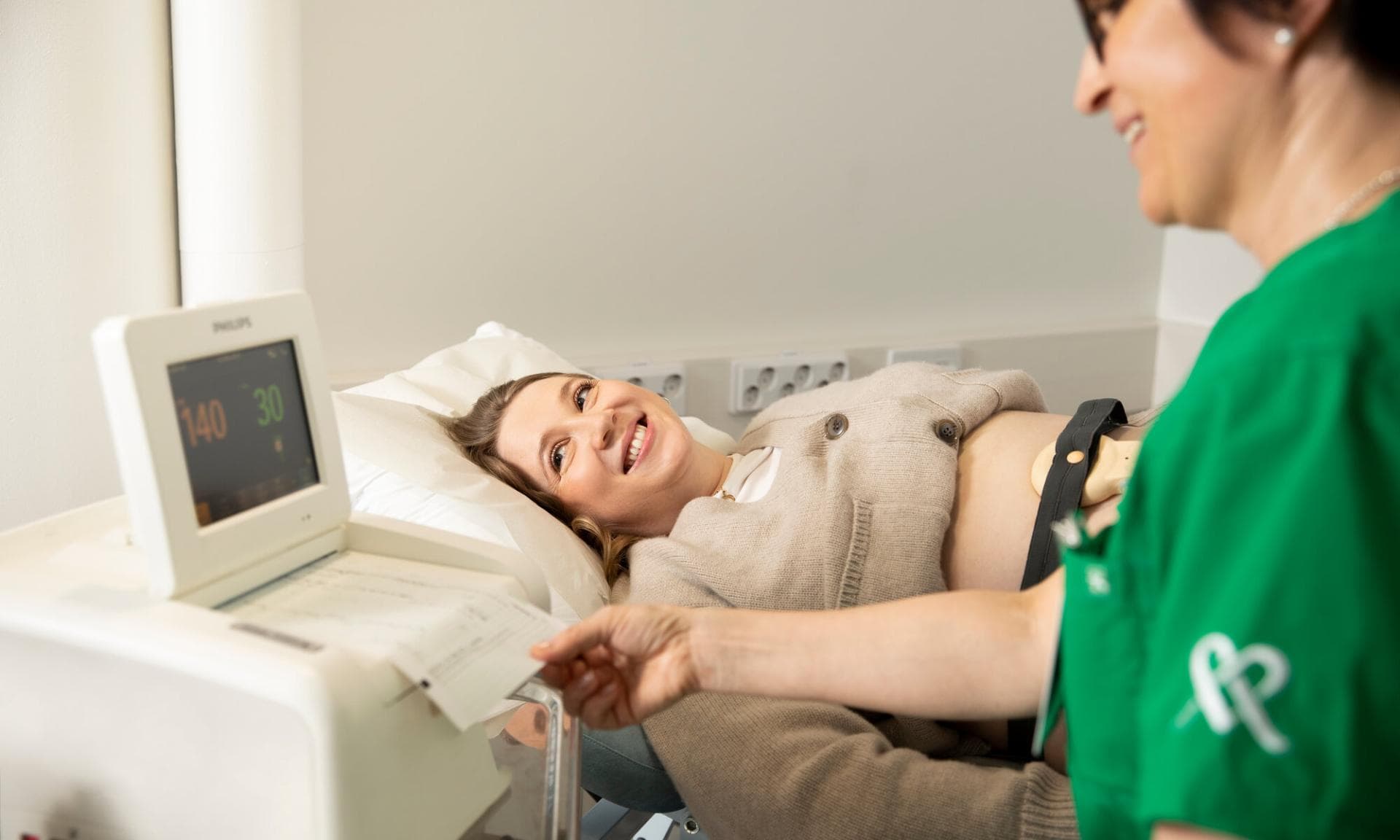 Nainen Felicitaksen klinikalla ultraäänitutkimuksessa