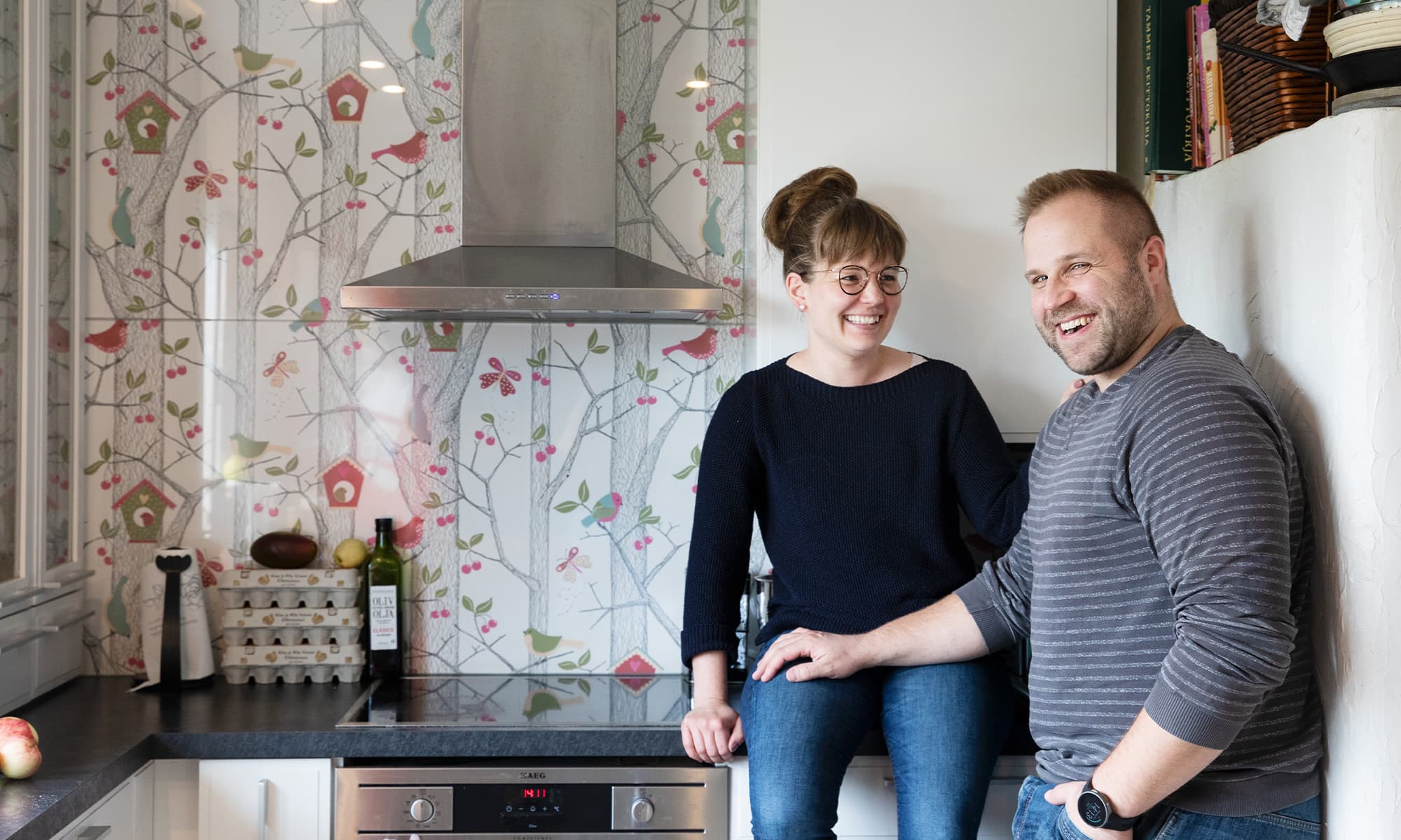 Emilia ja Henri kotikeittiössään, iloisina