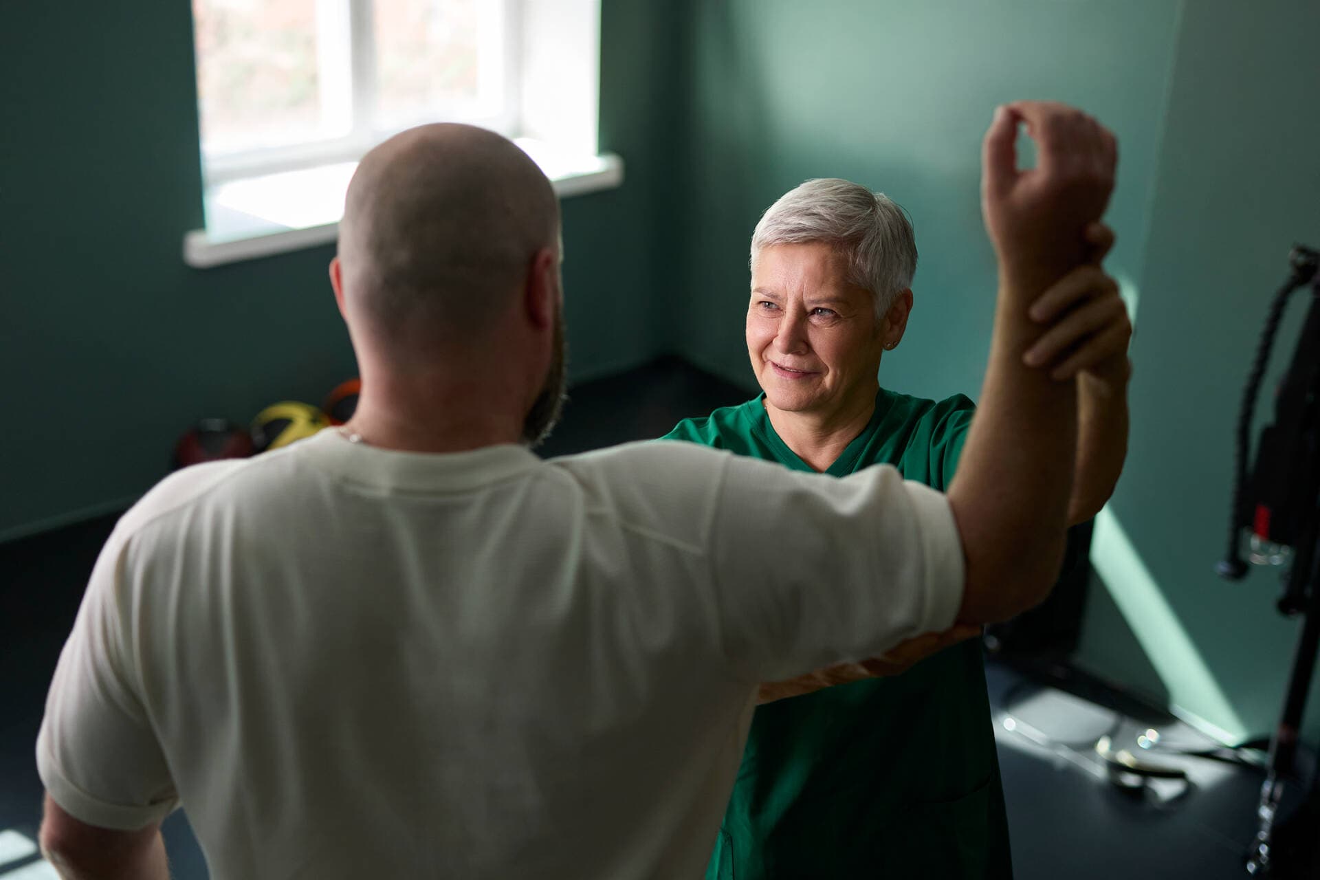 The physiotherapist examines the customer's movement at the appointment.