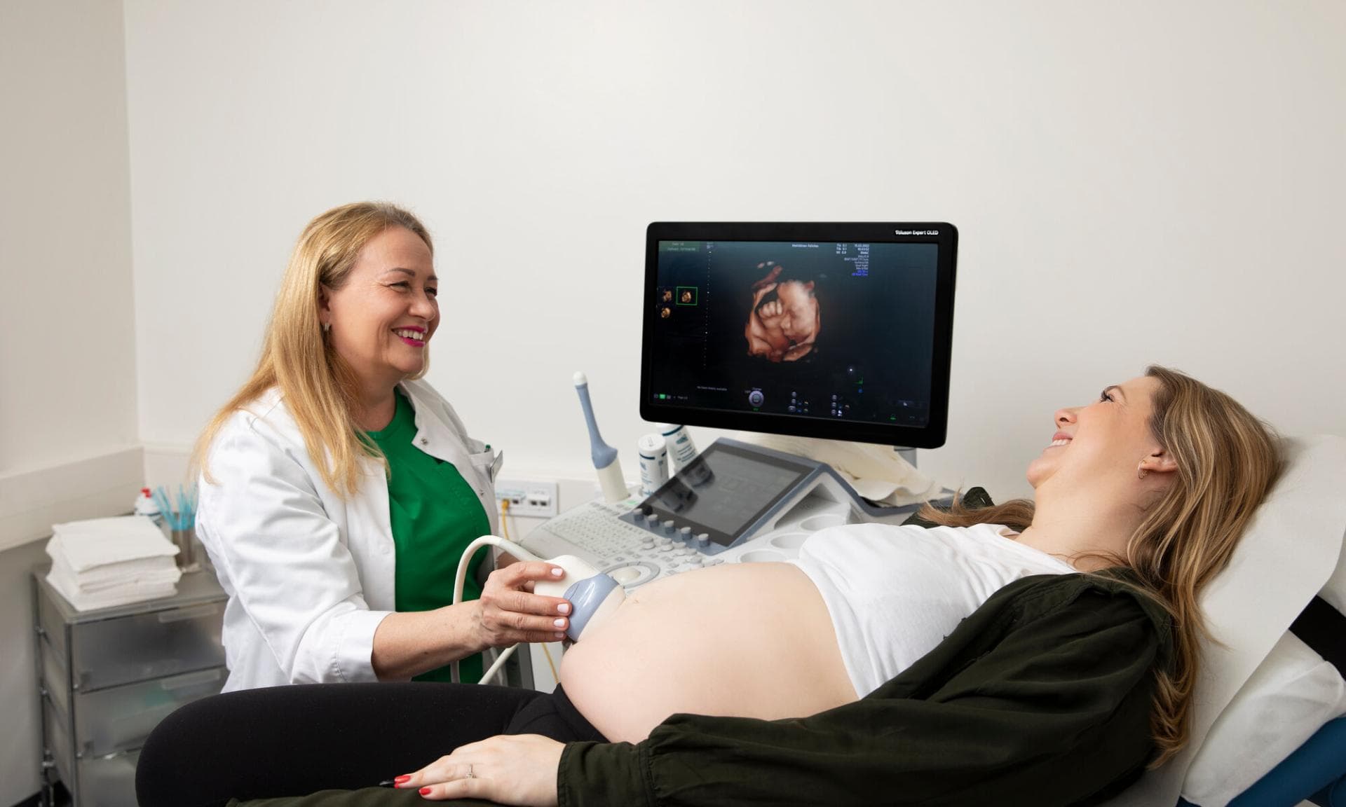 Nainen Felicitaksen klinikalla ultraäänitutkimuksessa