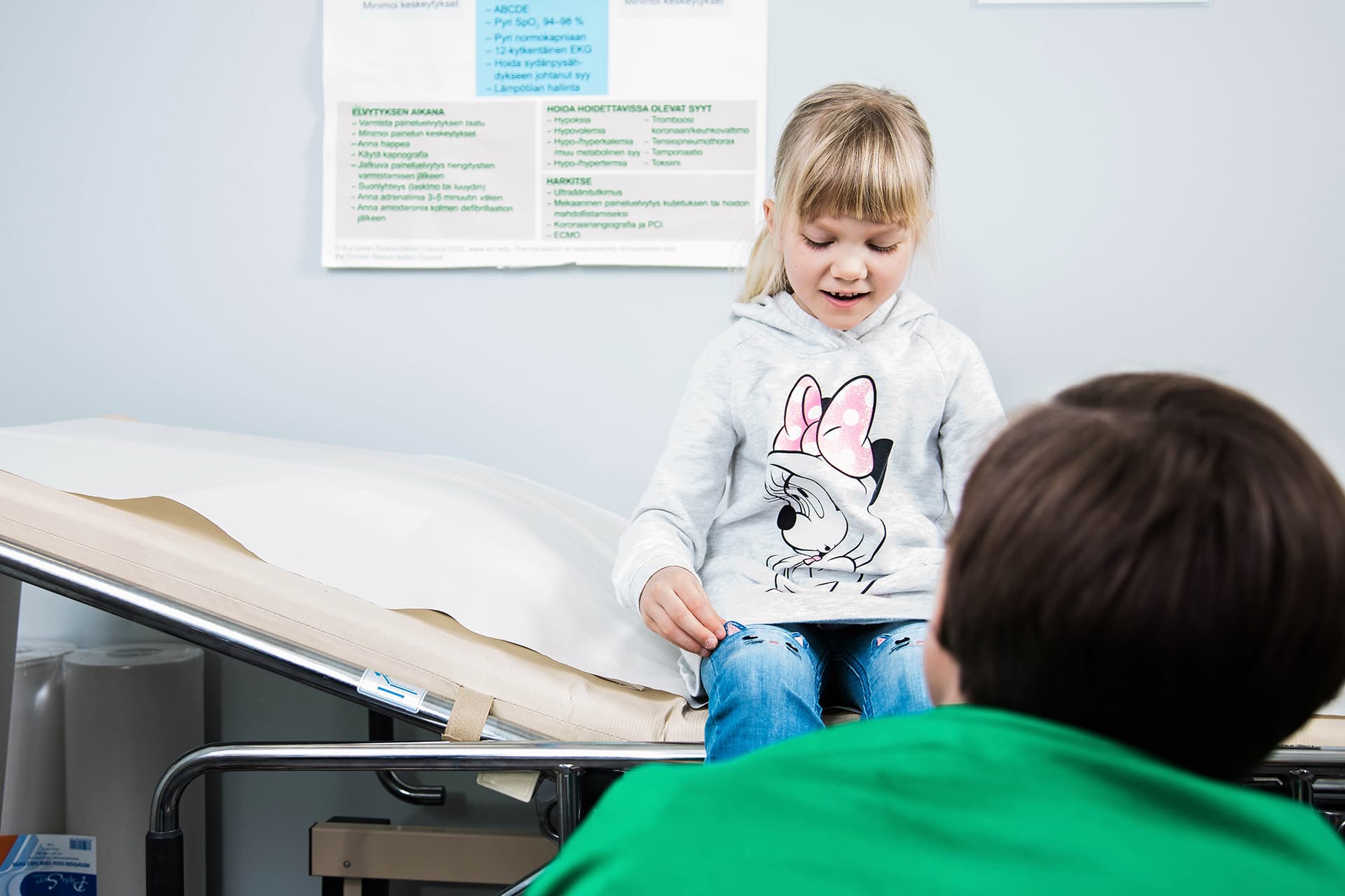 Lapsi on lastenneuvolassa lastenlääkärin tutkimuksissa.
