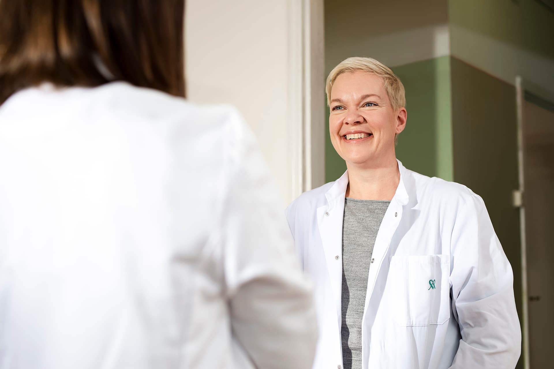 Asiantuntija ja asiakas mammografiassa eli rintojen röntgentutkimuksessa