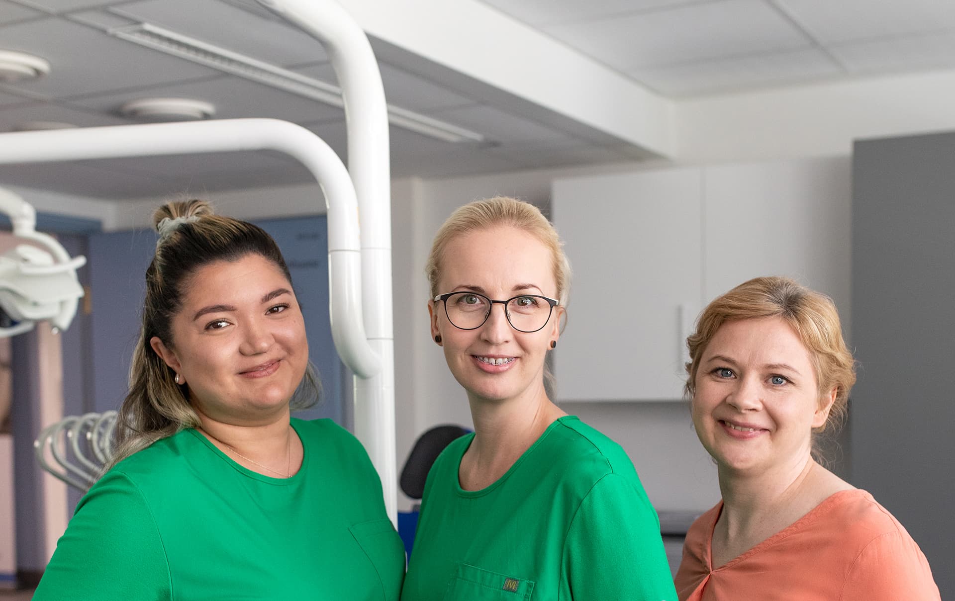Mehiläisen sairaanhoitajat seisovat rivissä ja katsovat iloisina kameraan.