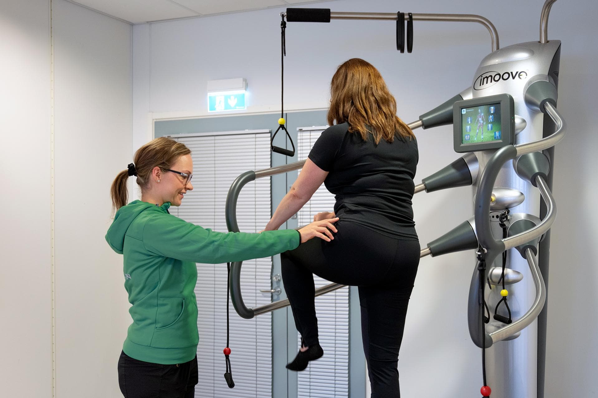 Fysioterapeutti antaa potilaalle yksilöllistä ohjausta lonkan tekonivelleikkauksesta toipumiseen.