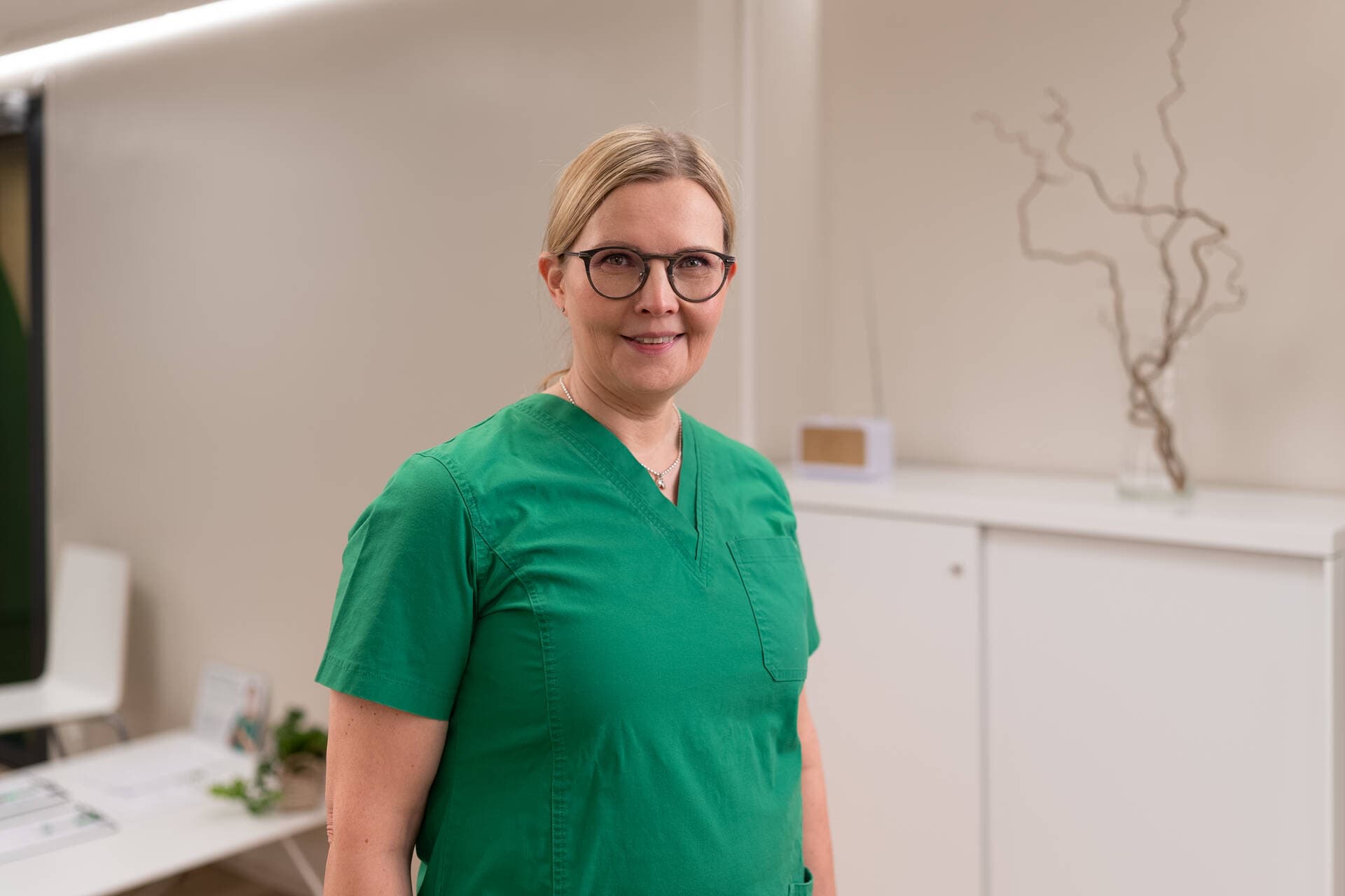 Mehiläinen's dentist is smiling.