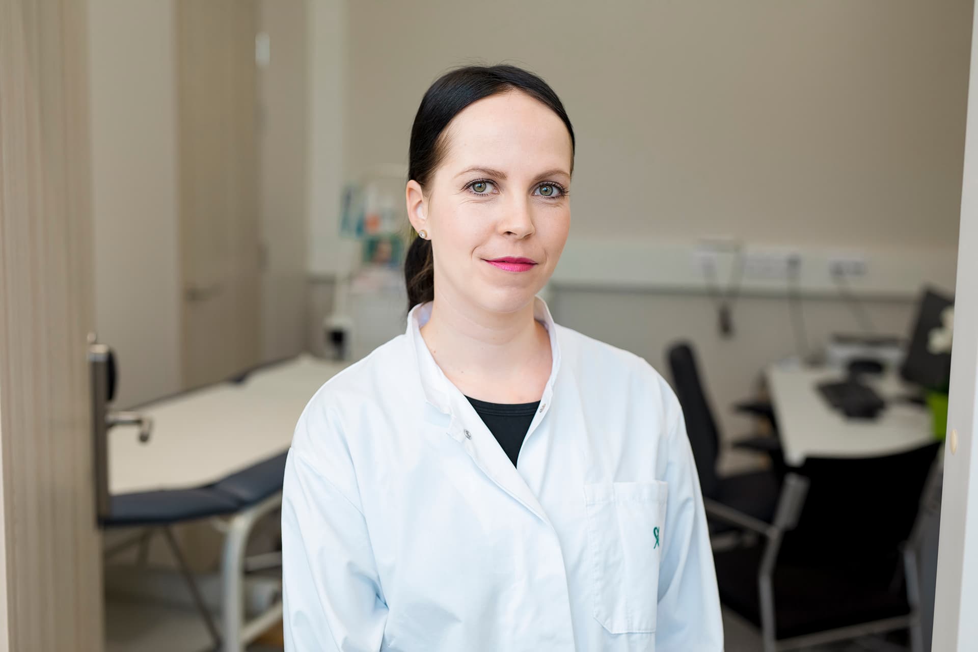 Mehiläisen lääkäri Sonja odottaa asiakasta vastaanottohuoneen ovella.