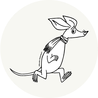 Niisku juoksee kaulahuivi kaulassaan.