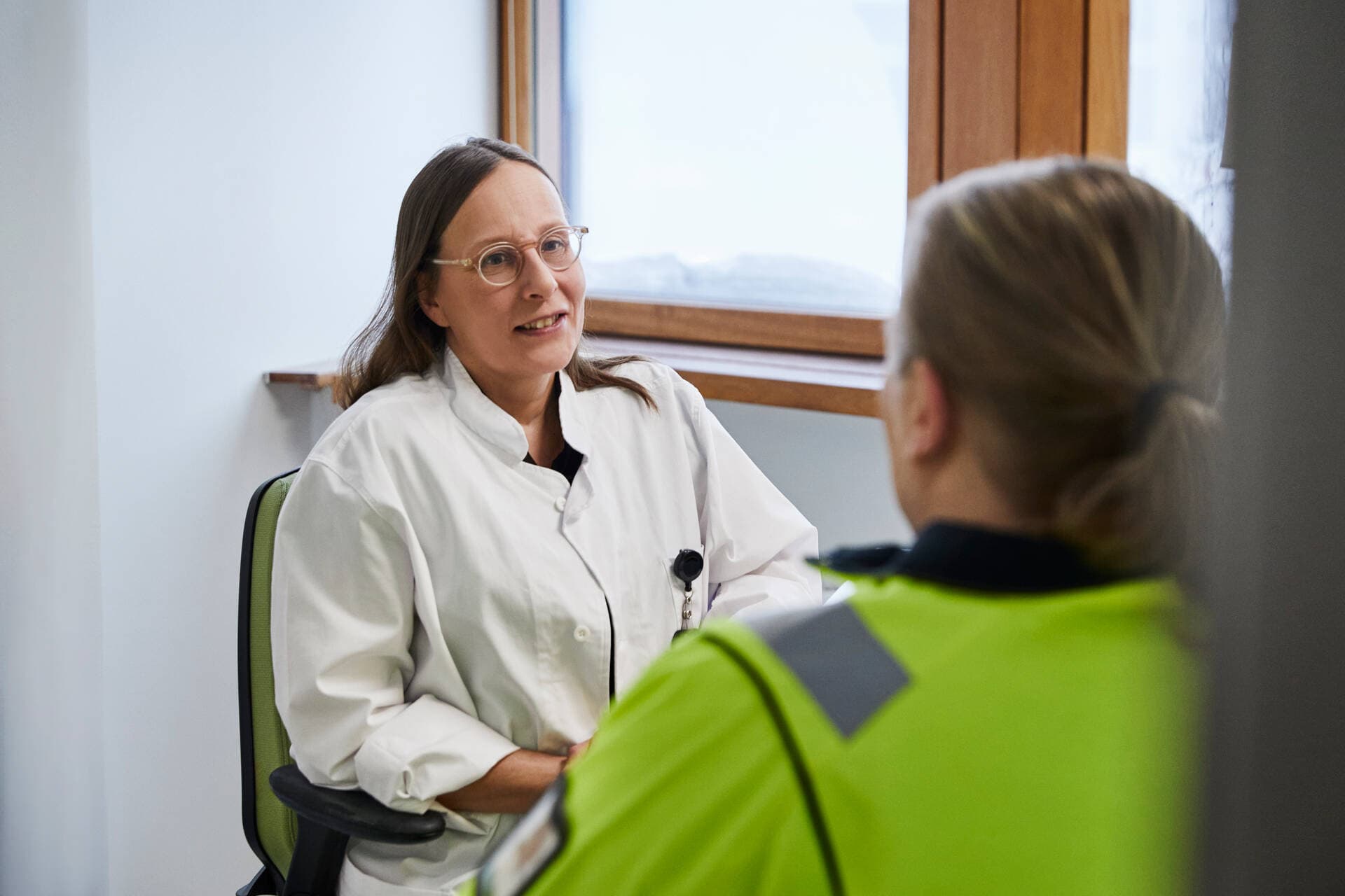 Asiakas lääkärin vastaanotolla.