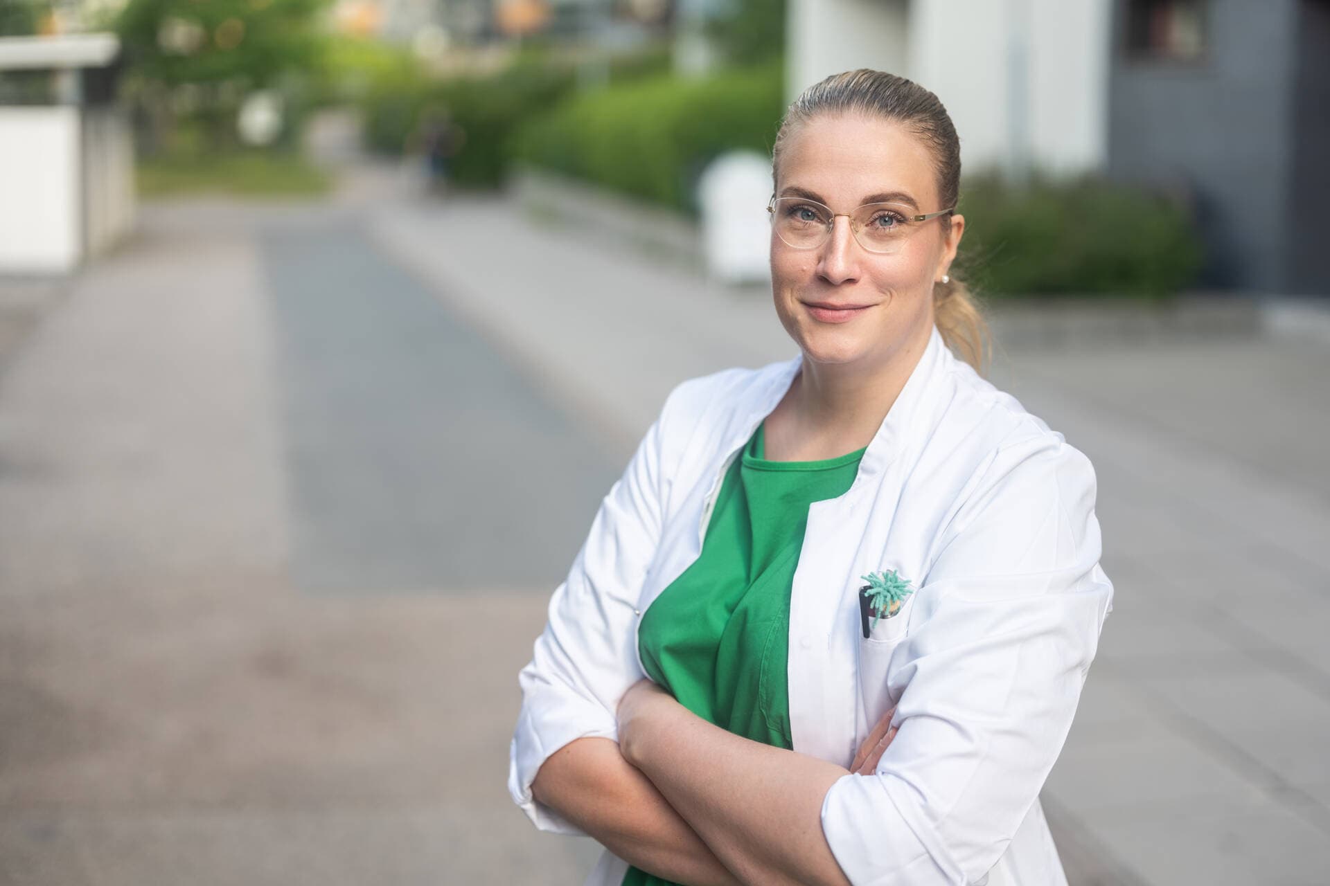 Mehiläinens läkare poserar för kameran utomhus.