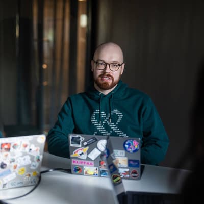 Mehiläisen työntekijä tekee töitä Kampin toimistolla.