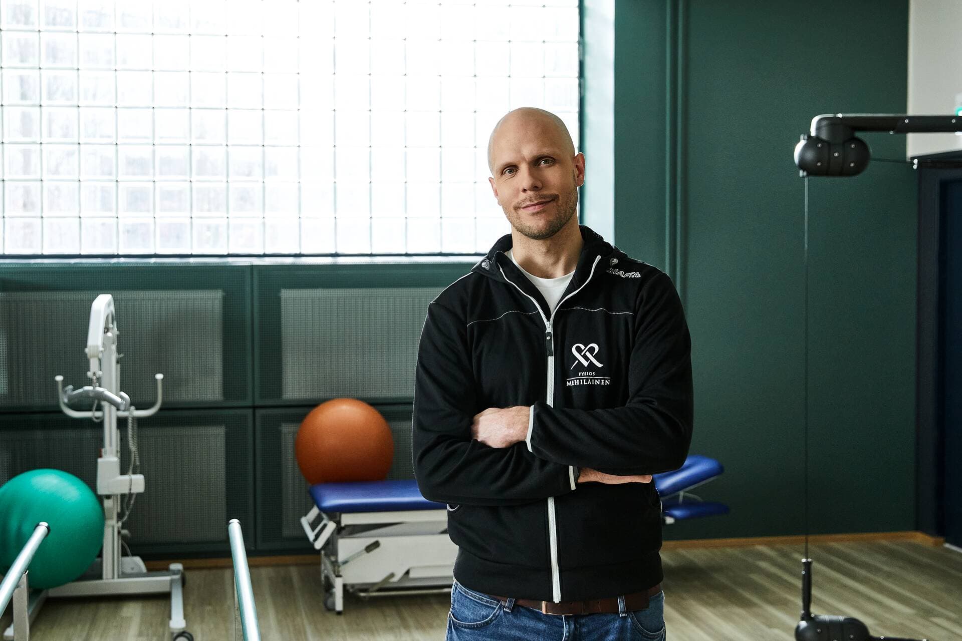 Vaativan kuntoutuksen fysioterapeutti harjoittelusalissa.