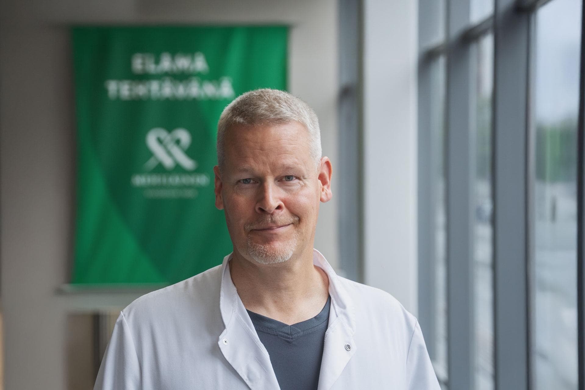 Mehiläisen ortopedi Janne hymyilee kameralle.
