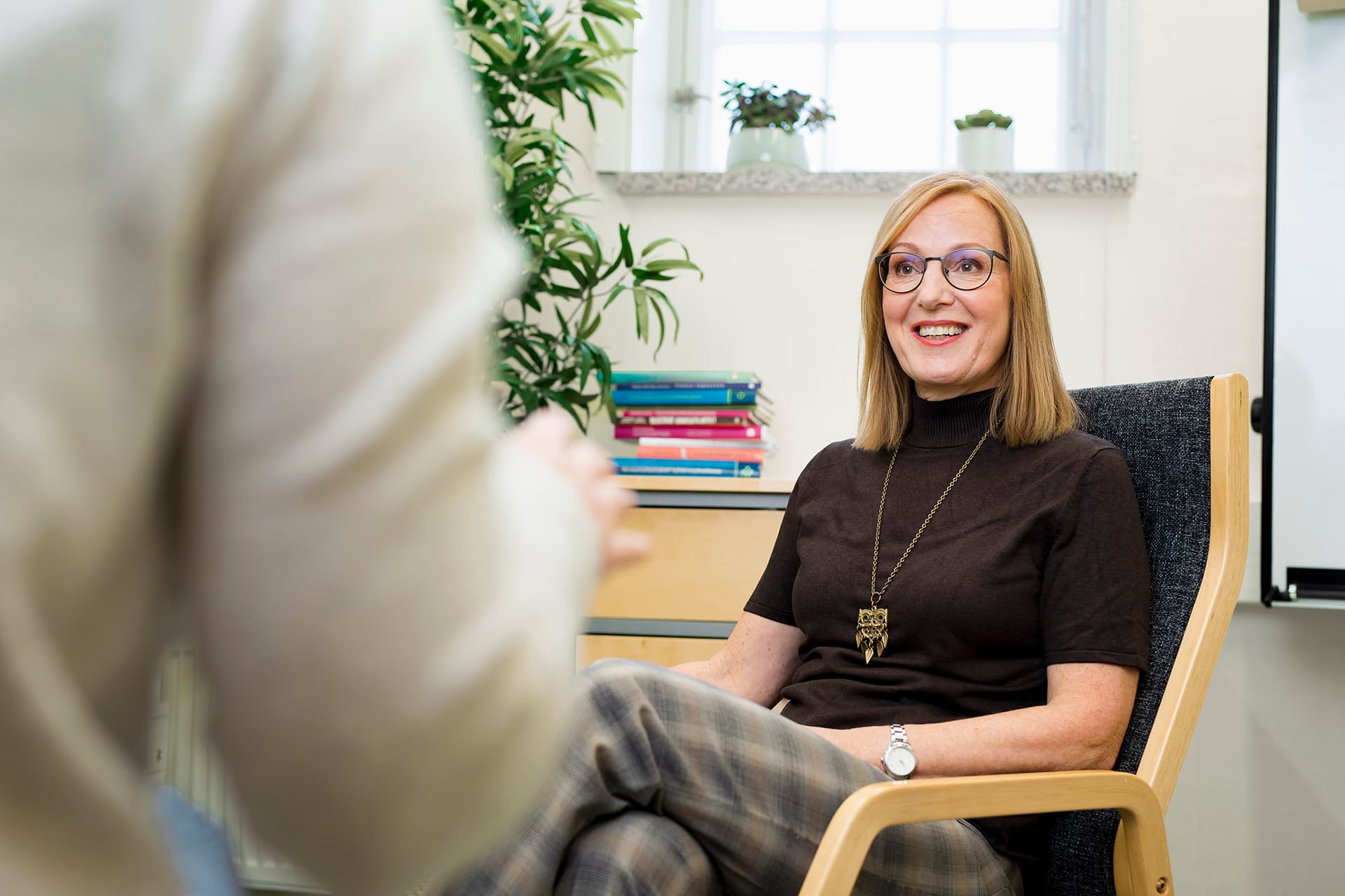Mehiläisen työntekijä Maria kuuntelee keskittyneesti asiakkaan palautetta.