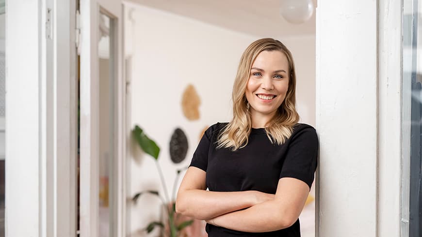 Mehiläisen digitalisaation johtava lääkäri Essi Kainonen hymyilee kameralle.