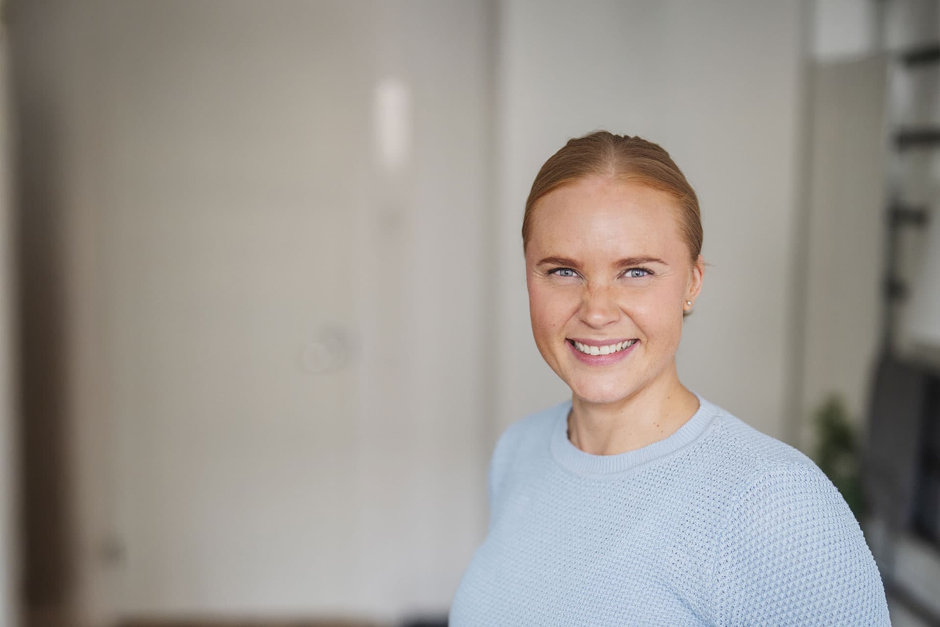 Mehiläisen fysioterapeutti Minna hymyilee iloisesti kameralle.