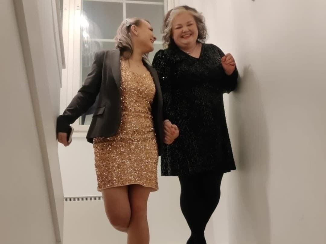 Työkaverukset Elli-Noora ja Jenni.