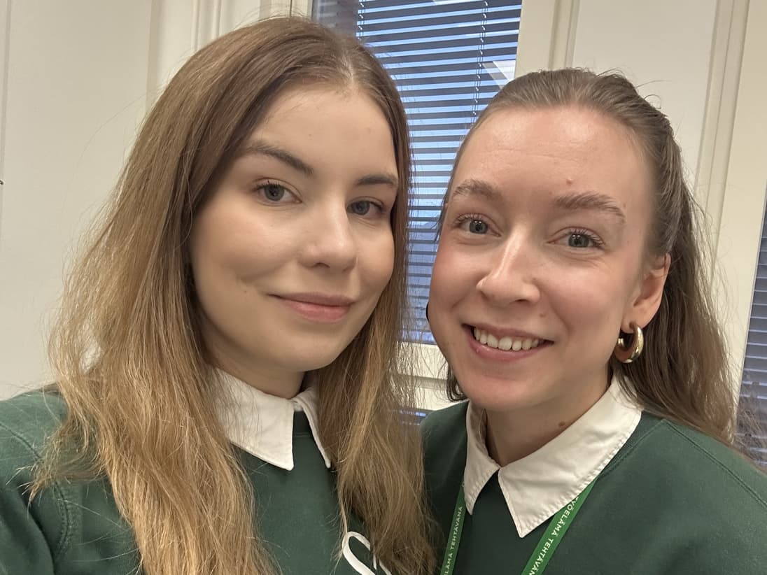 Työkaverukset Heidi ja Emilia.