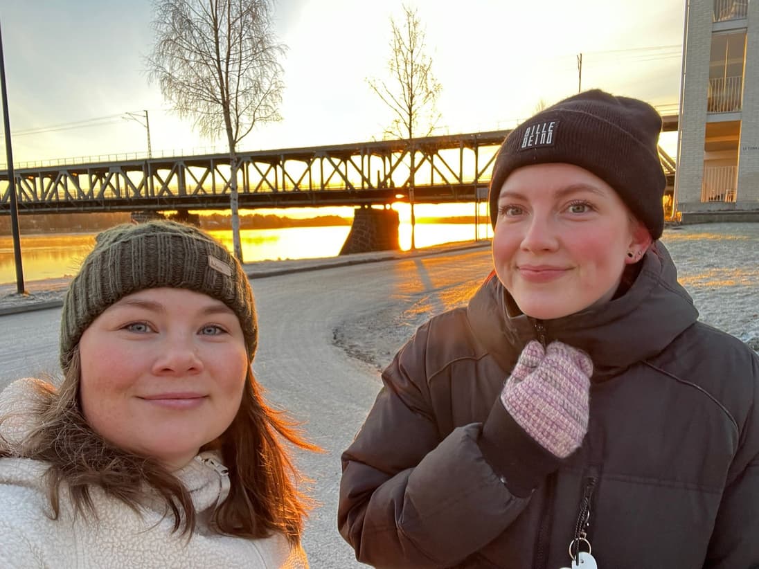 Työkaverukset Emma ja Tiina.
