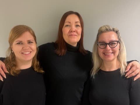 Työkaverukset Essi, Tiina ja Marjo.