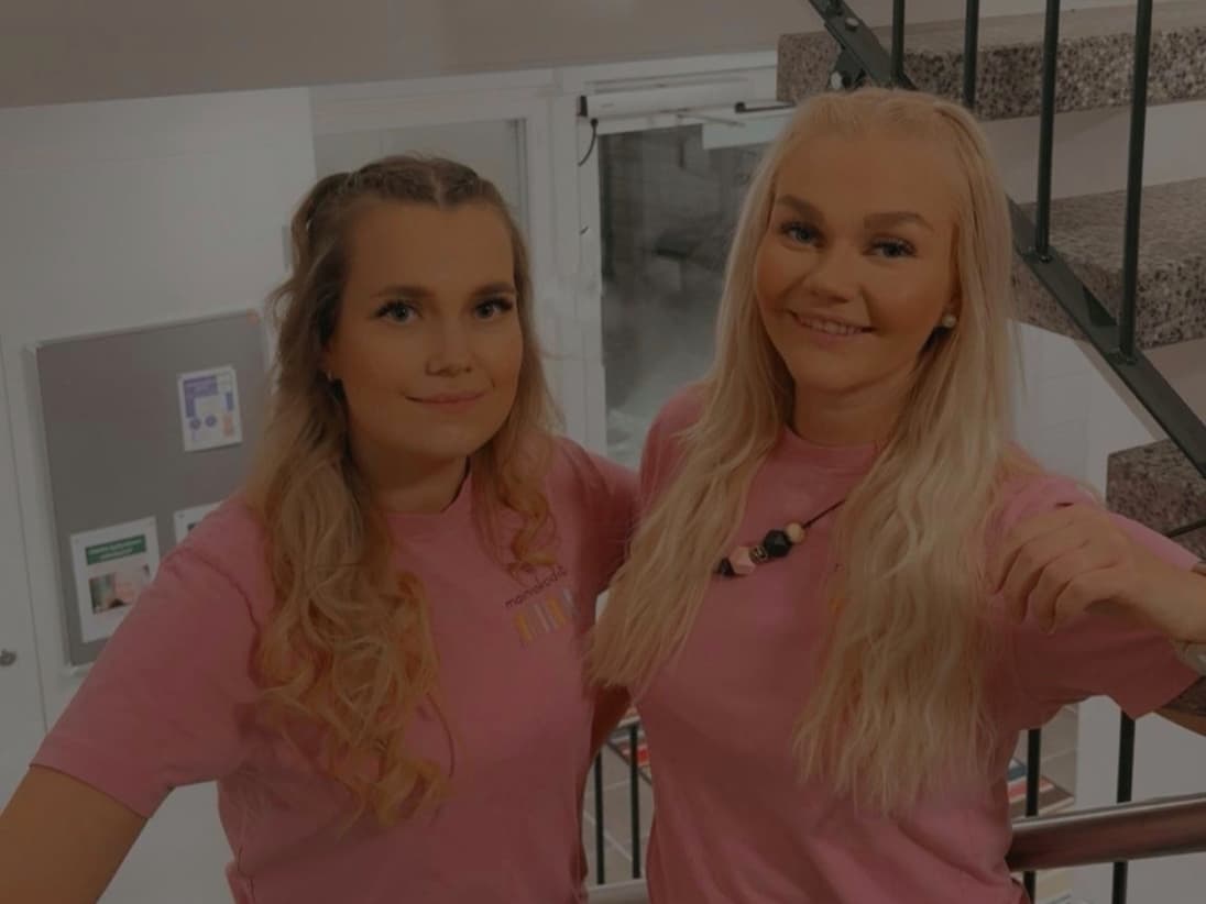 Työkaverukset Mathilda ja Jessika Mainiokodin tiloissa.