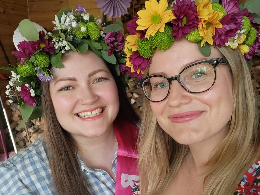 Työkaverukset Merette ja Jenna.