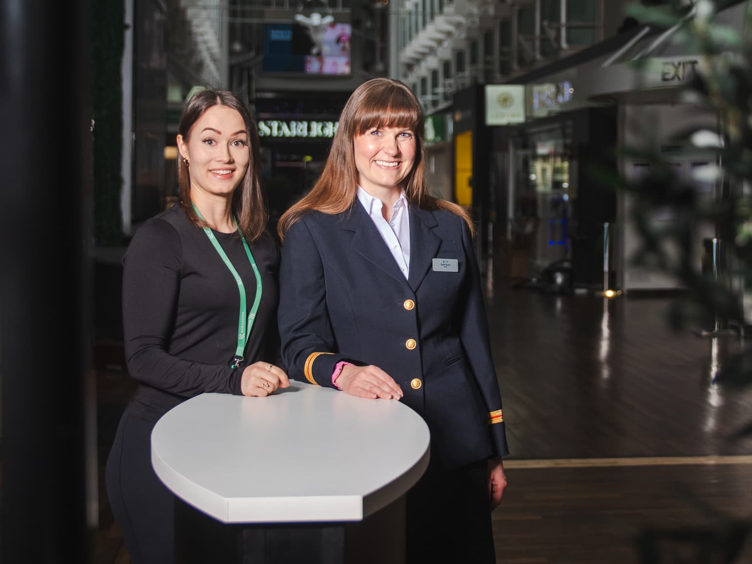 Kaksi naista hymyilee ja katsoo kameraan. Tallink Siljan laivasairaanhoitaja Terhi Vuori ja Mehiläisen ravitsemusterapeutti Johanna Räsänen.