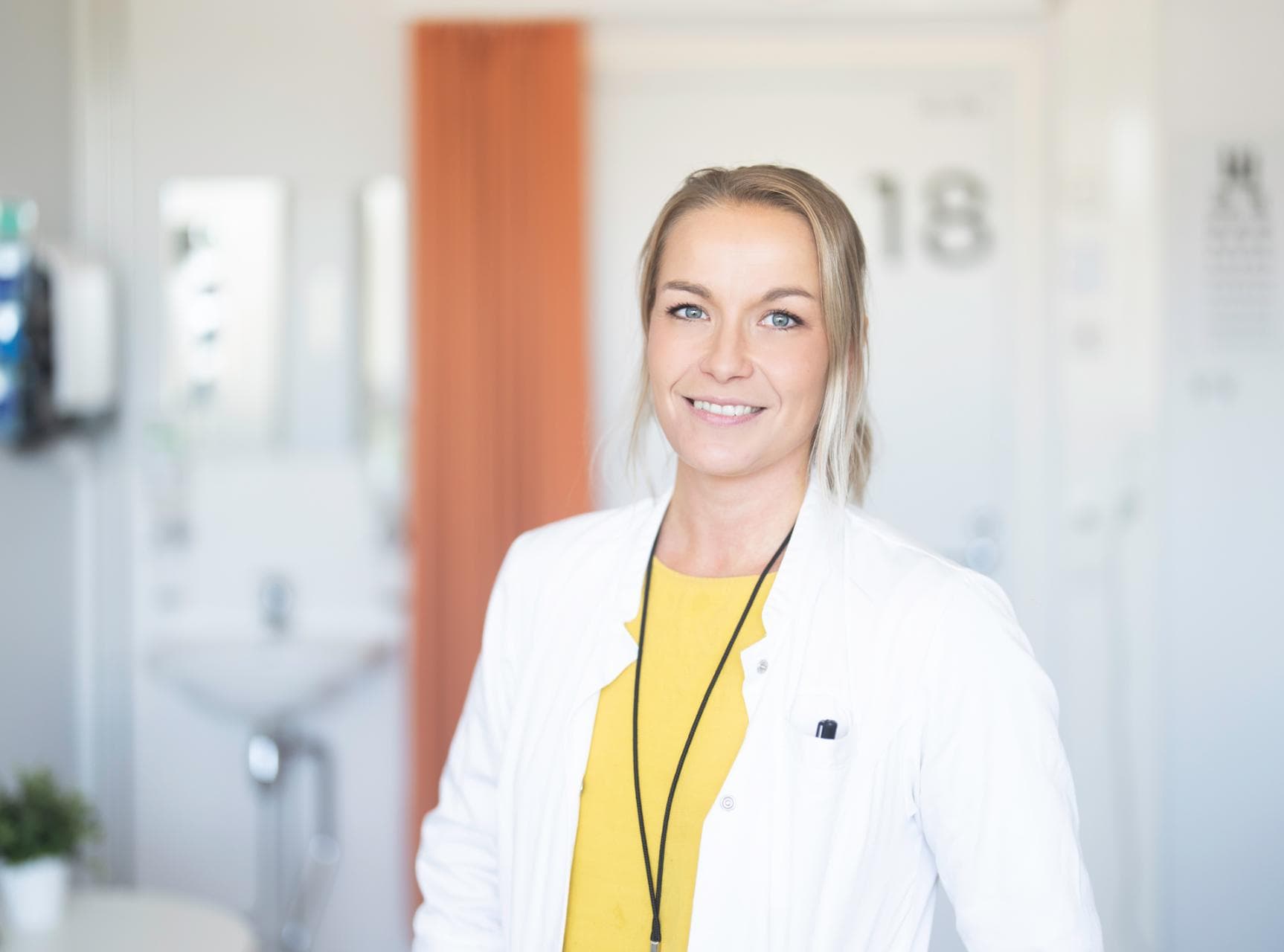 Laakari Tiiti seisoo Mehilaisen vastaanottohuoneessa ja katsoo kameraan hymyillen