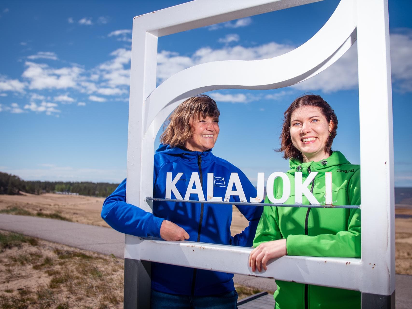 Kuvassa Kalajoen kaupungin henkilöstöjohtaja Iisu Viinikainen ja Mehiläisen työterveyshoitaja Anni Siltala