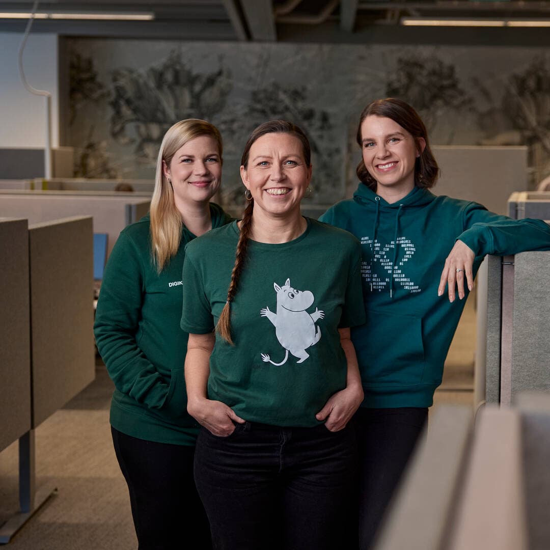 Tre digisjukskötare på Mehiläinen står bredvid varandra och ler mot kameran