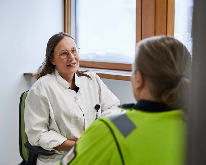 Mehiläisen lääkäri keskustelee vastaanottohuoneessa asiakkaan kanssa.