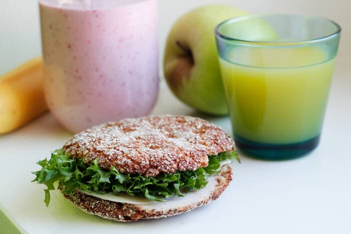 Voileipä, smoothie ja mehu välipala.