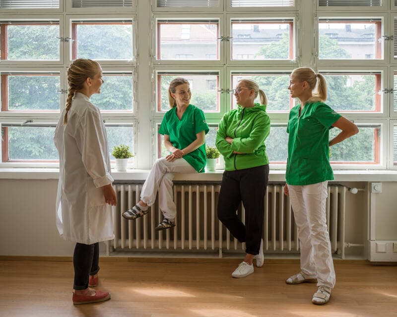 Mehiläisen henkilöstö juttelee keskenään lääkärikeskuksen käytävällä.