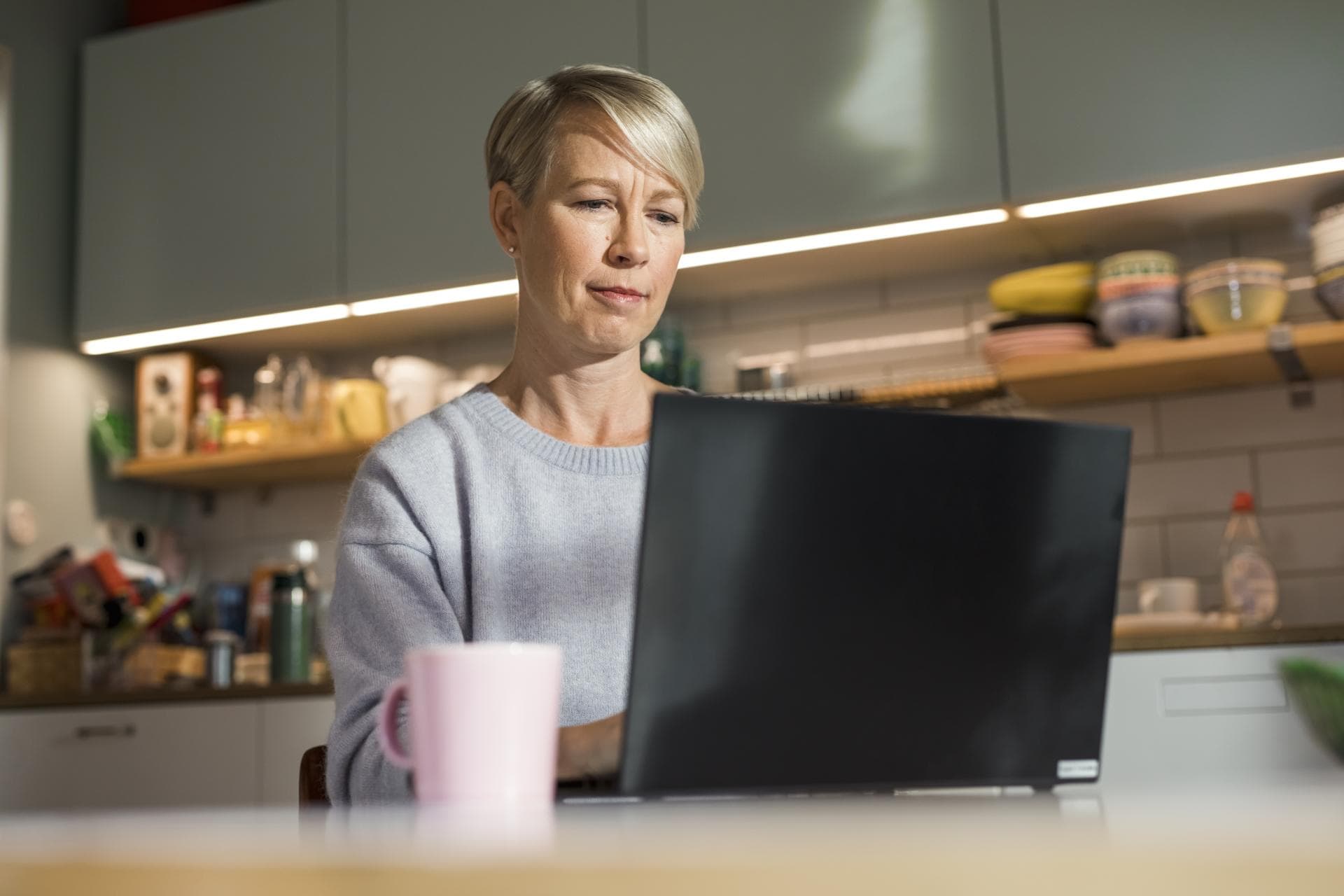 Lääkäri tekee töitä kotonaan tietokoneella