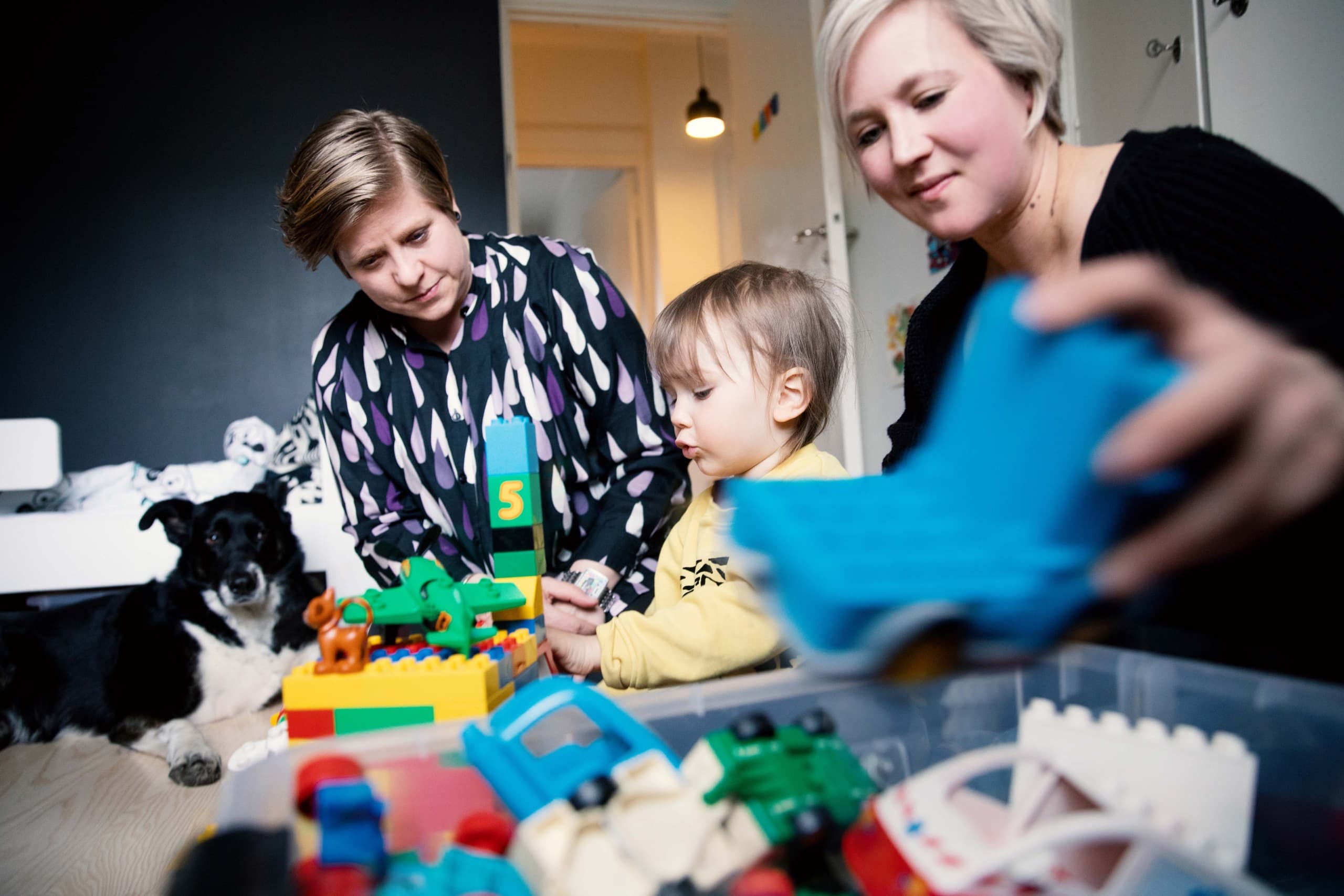 Essi ja Sara sekä heidän lapsensa leikkimässä