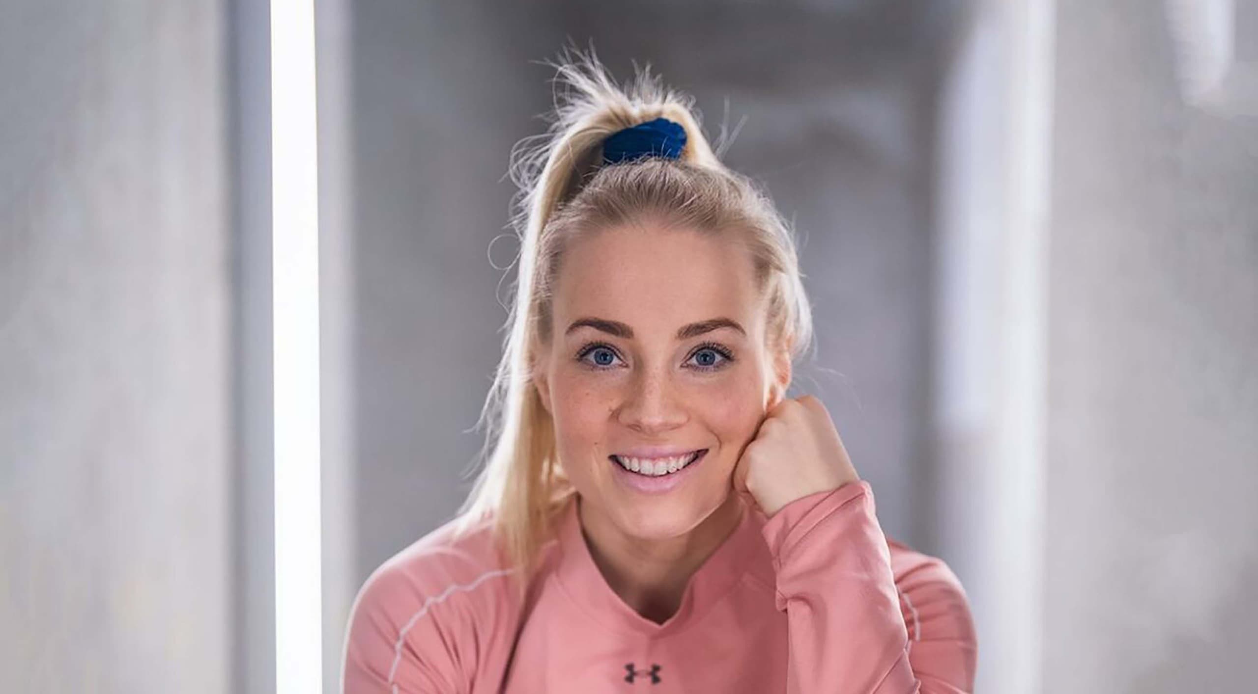 Oona Tolppanen, katsoo suoraan kameraan ja hymyilee