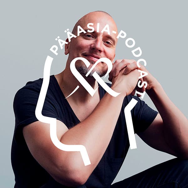 Toni Lähde poserar för kameran i en närbild. Ovanpå bilden finns logotypen för Pääasia Podcast, där texten är formad som ett människohuvud och i mitten av logotypen finns Mehiläinens hjärta.