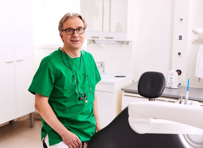 Hammaslääkäri vastaanottohuoneessa