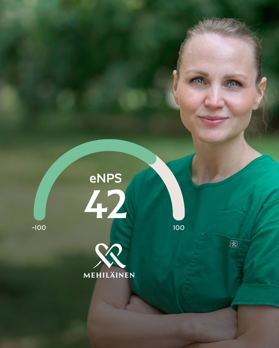 En anställd på Mehiläinen tittar in i kameran och ler, bredvid finns en eNPS-mätare
