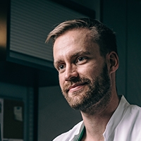 Mehiläisen lääkäri kuuntelee asiakasta