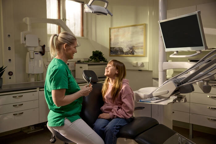 Lasten Hammas Mehiläisen hammaslääkäri ja lapsiasiakas vastaanottohuoneessa