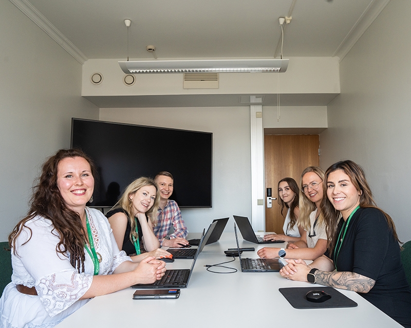 Mehiläinen Kotipalveluiden kotisairaanhoidon asiantuntijat kokouksessa saman pöydän äärellä.