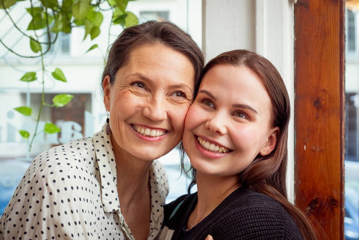 kaksi naista hymyilee