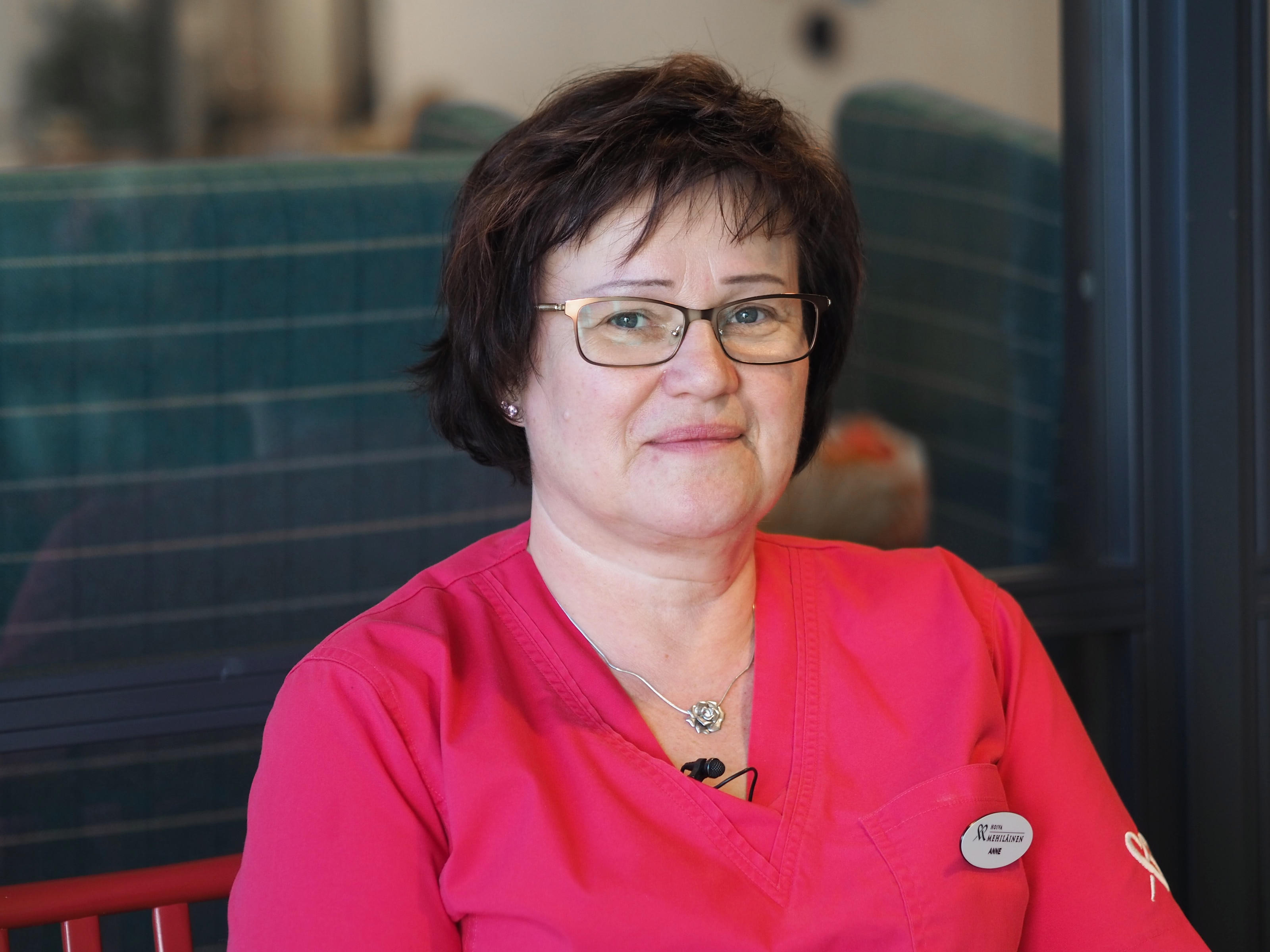Anne Järvinen ajatteli pitkään kuuluvansa hoitoalalle, mutta hakeutui opiskelemaan lähihoitajaksi vasta myöhemmällä iällä.
